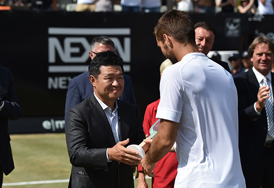 NEXEN TIRE Presents the Runner-up Trophy at the MercedesCup